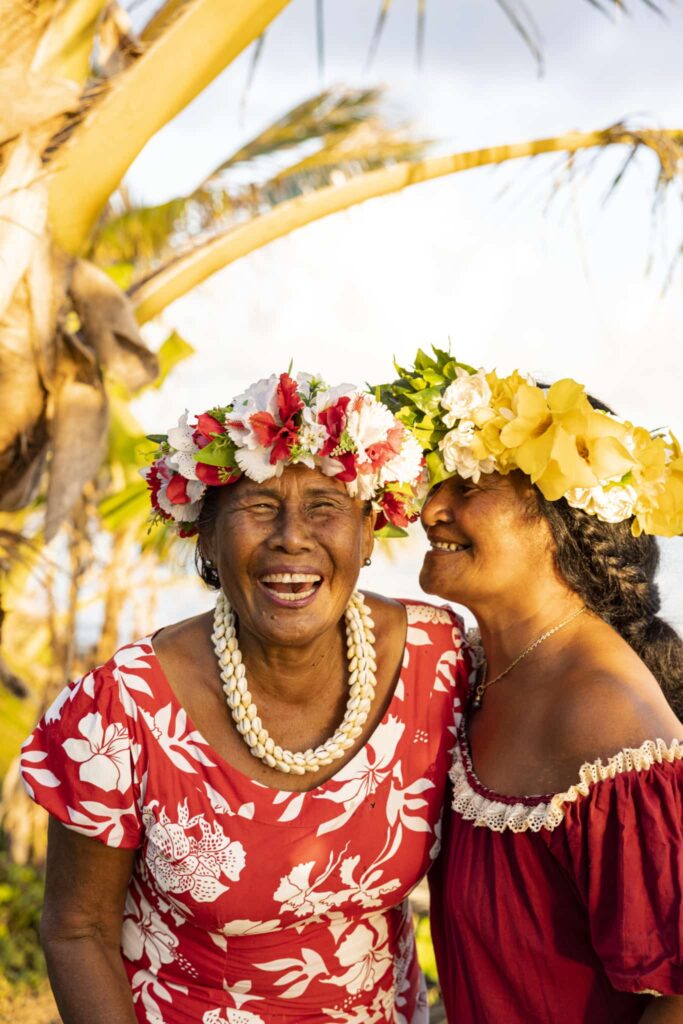 Tahitian language - 2 women taking and laughing