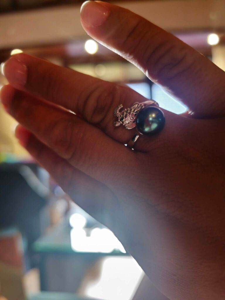 A tahiti black pearl ring with turtle