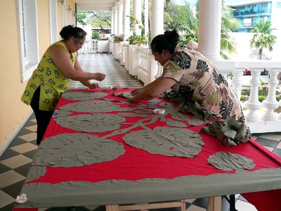 women making a tifaifai